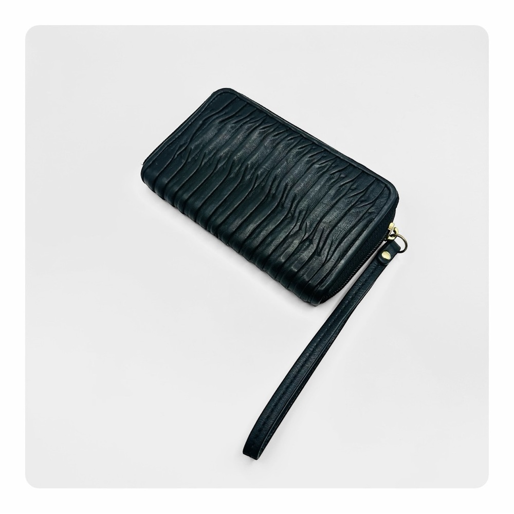 β
Coach Madison Gathered Twist Pleated Leather Wallet / Wristlet - Black/Gold β
- Picture 6 of 14